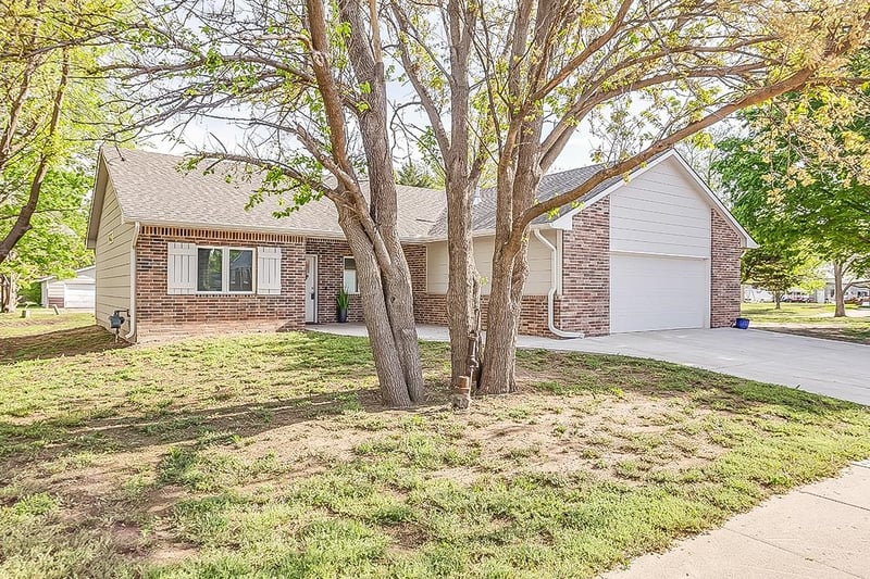 220 E Main St, Mount Hope, KS 67108
