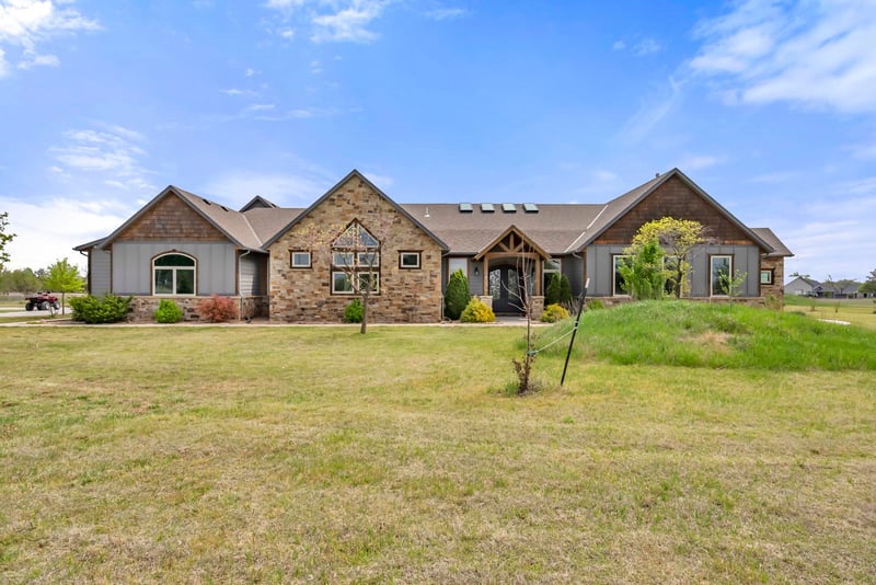 9710 N Oliver St, Valley Center, KS 67147