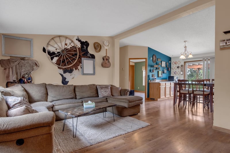 1506 N River Park Rd, Burrton, KS 67020