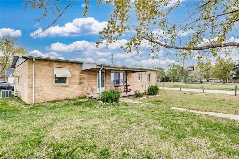102 S Phelps Ave, Bentley, KS 67016