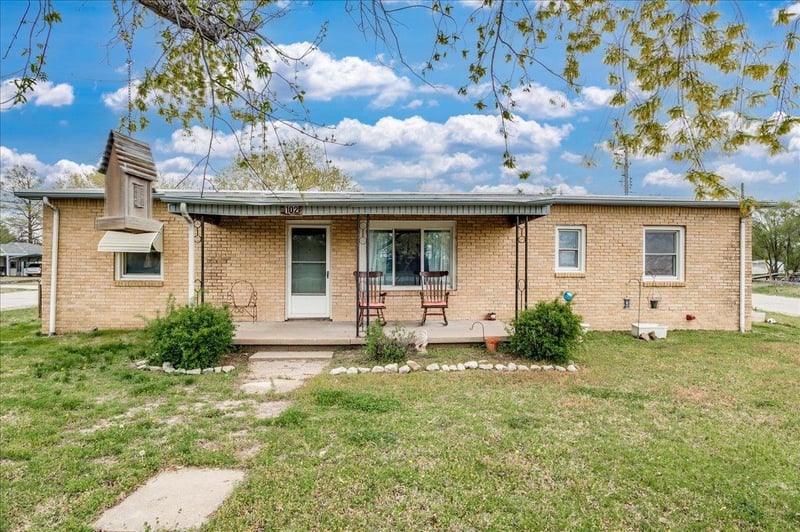 102 S Phelps Ave, Bentley, KS 67016