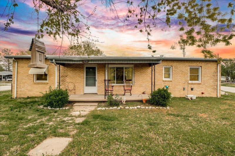 102 S Phelps Ave, Bentley, KS 67016