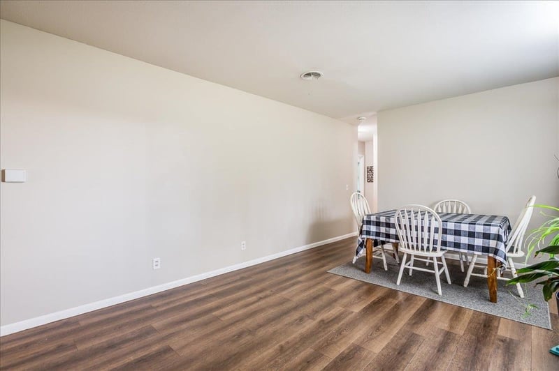 102 S Phelps Ave, Bentley, KS 67016