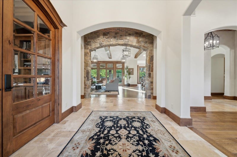 10801 E Glengate Cir, Wichita, KS 67206