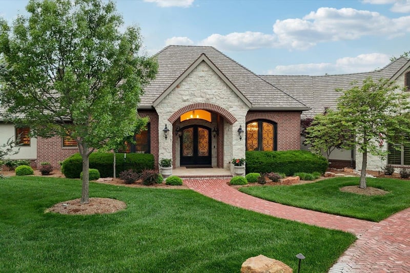10801 E Glengate Cir, Wichita, KS 67206