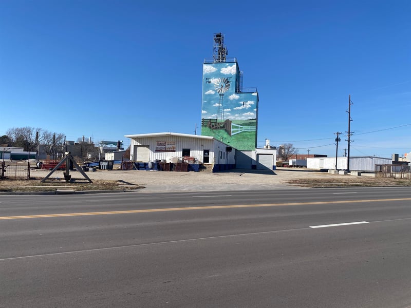 515 6th St, Clay Center, KS 67432