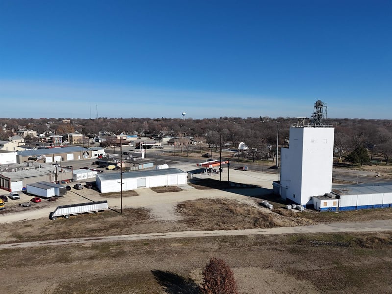 515 6th St, Clay Center, KS 67432