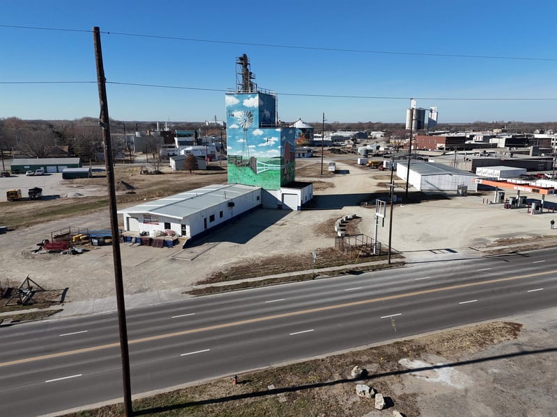 515 6th St, Clay Center, KS 67432