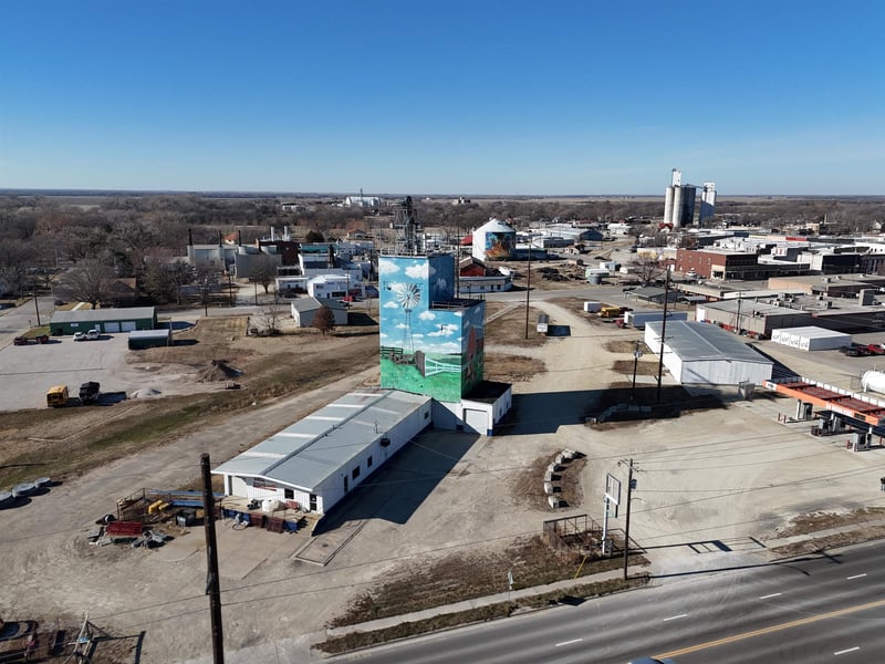515 6th St, Clay Center, KS 67432