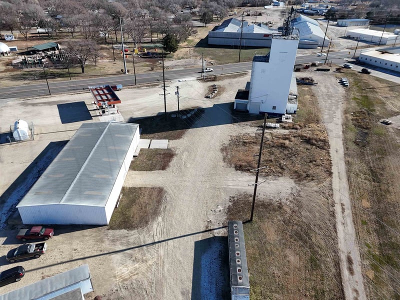 515 6th St, Clay Center, KS 67432