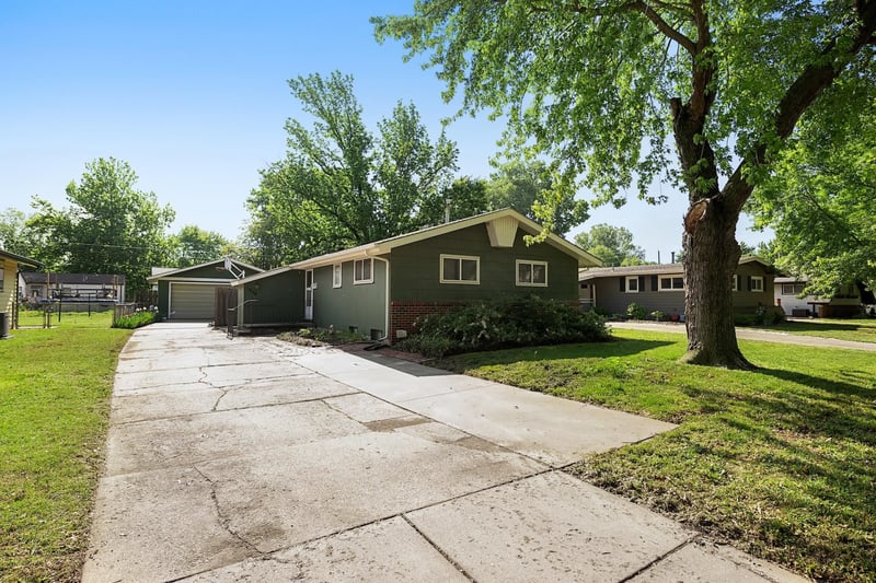 1820 N Mccomas Ave, Wichita, KS 67203-1421