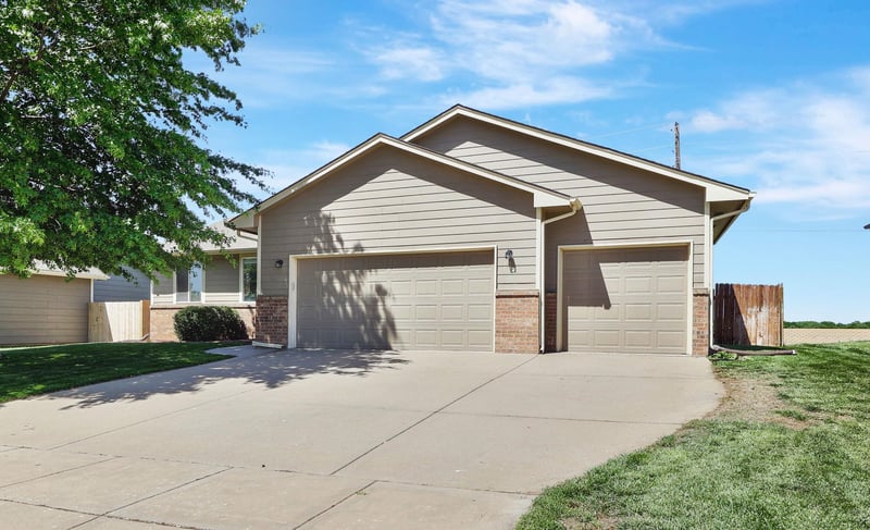 422 E Rolling Acres Ct, Park City, KS 67147