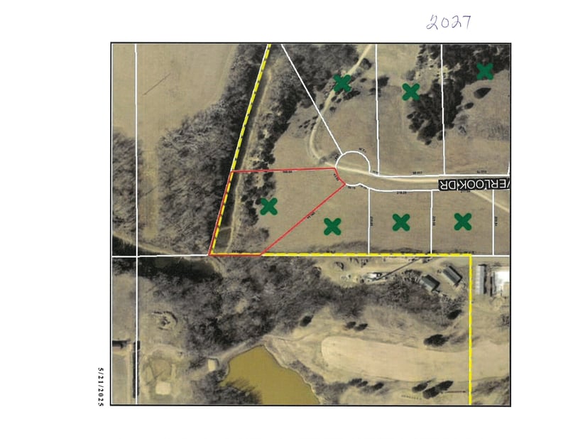 2027 Overlook Dr, Salina, KS 67401