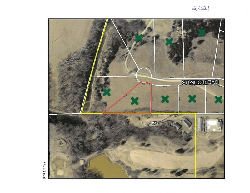 2021 Overlook Dr, Salina, KS 67401