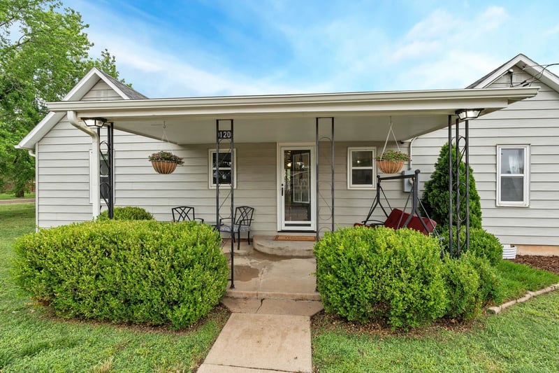 120 W Railroad Ave, Viola, KS 67149