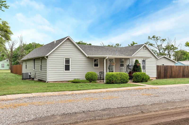 120 W Railroad Ave, Viola, KS 67149