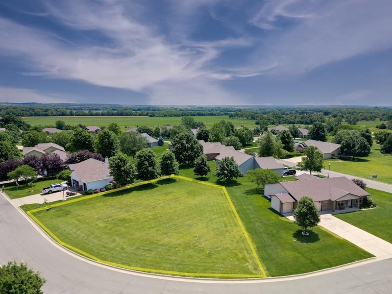 607 Quail Nest Rd, Winfield, KS 67156