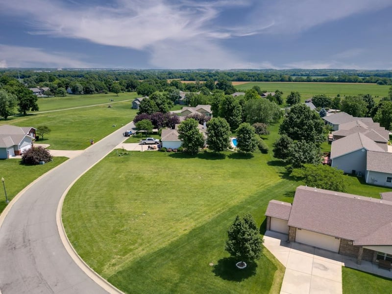 607 Quail Nest Rd, Winfield, KS 67156