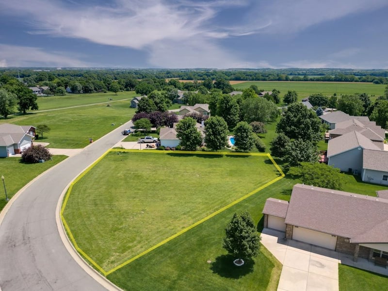 607 Quail Nest Rd, Winfield, KS 67156