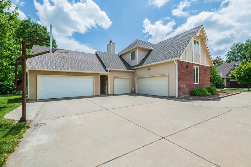 1102 N Prescott Cir, Wichita, KS 67212