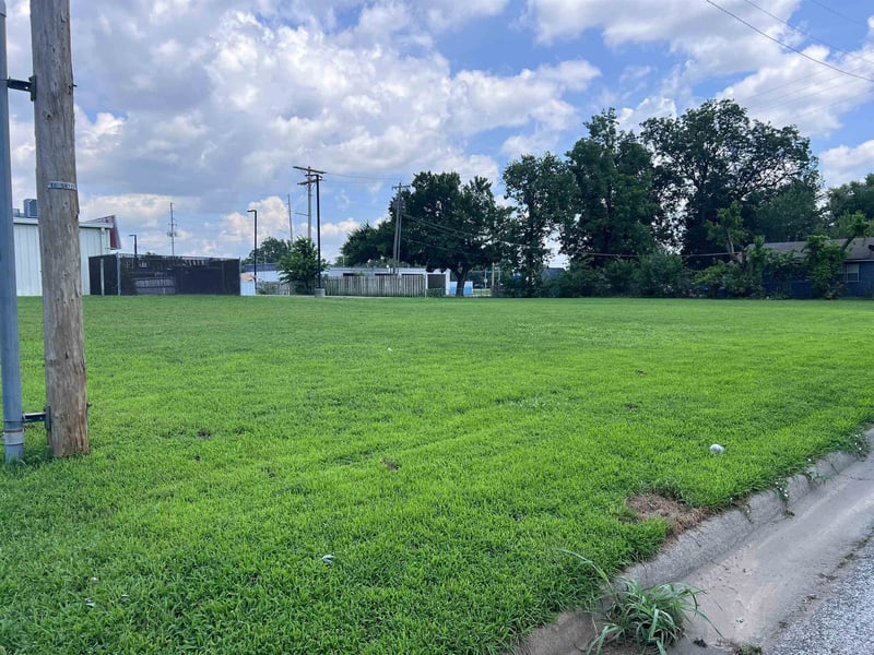 1422 1st St, Arkansas City, KS 67005
