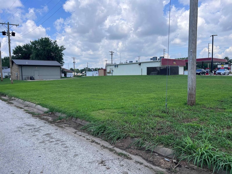 1422 1st St, Arkansas City, KS 67005