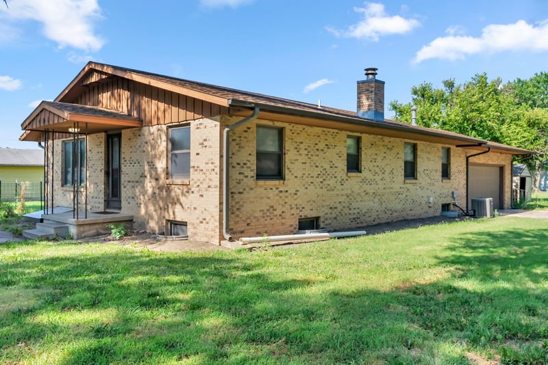 401 Edwards Ave, Moundridge, KS 67107