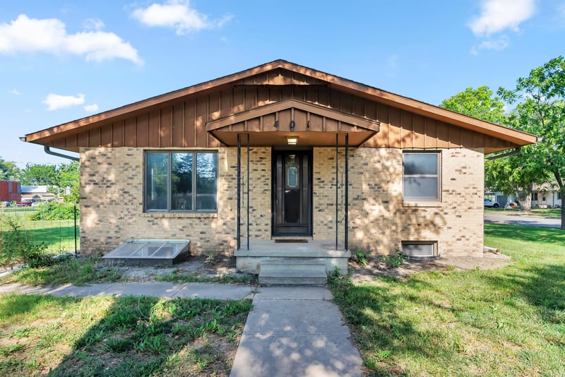 401 Edwards Ave, Moundridge, KS 67107