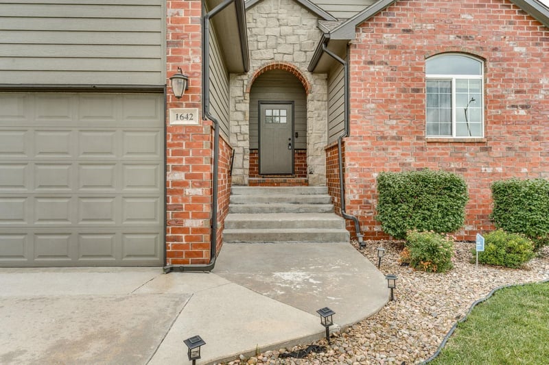1642 E Bearhill Rd, Valley Center, KS 67147