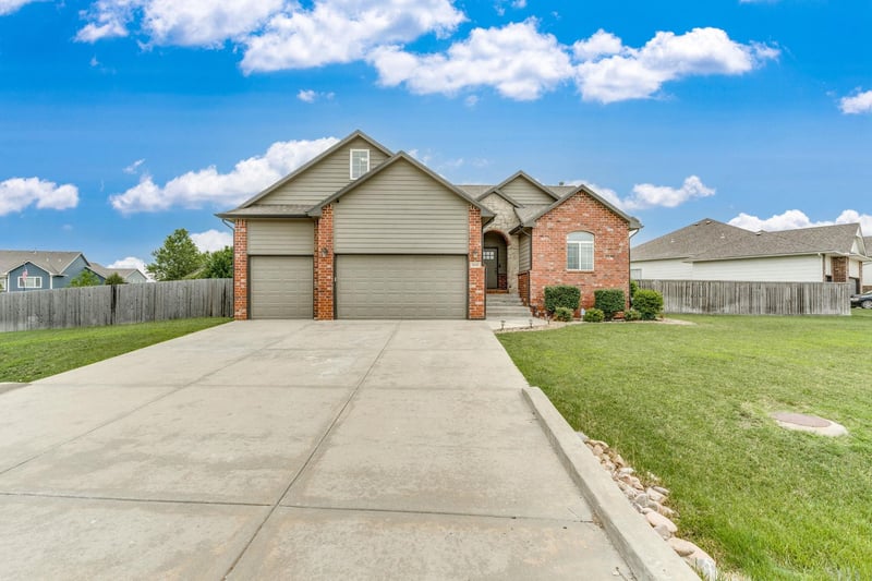 1642 E Bearhill Rd, Valley Center, KS 67147
