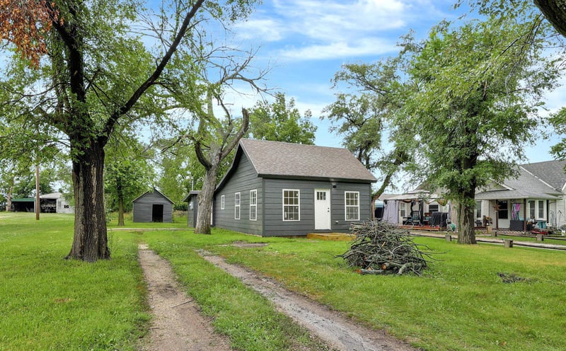 414 W High St, Leon, KS 67074