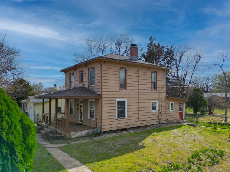 825 7th St, Arkansas City, KS 67005