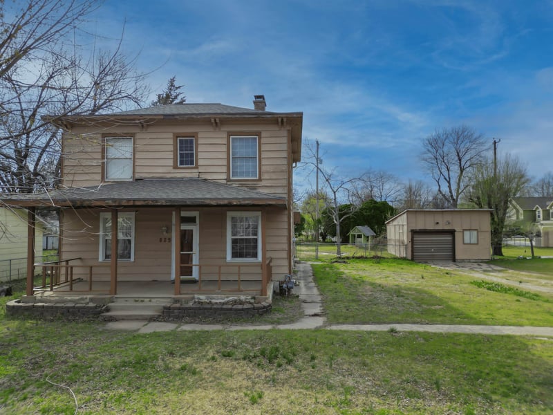 825 7th St, Arkansas City, KS 67005