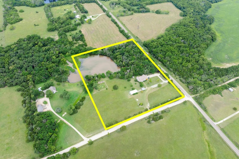 589 Quail Creek Rd, Peabody, KS 66866