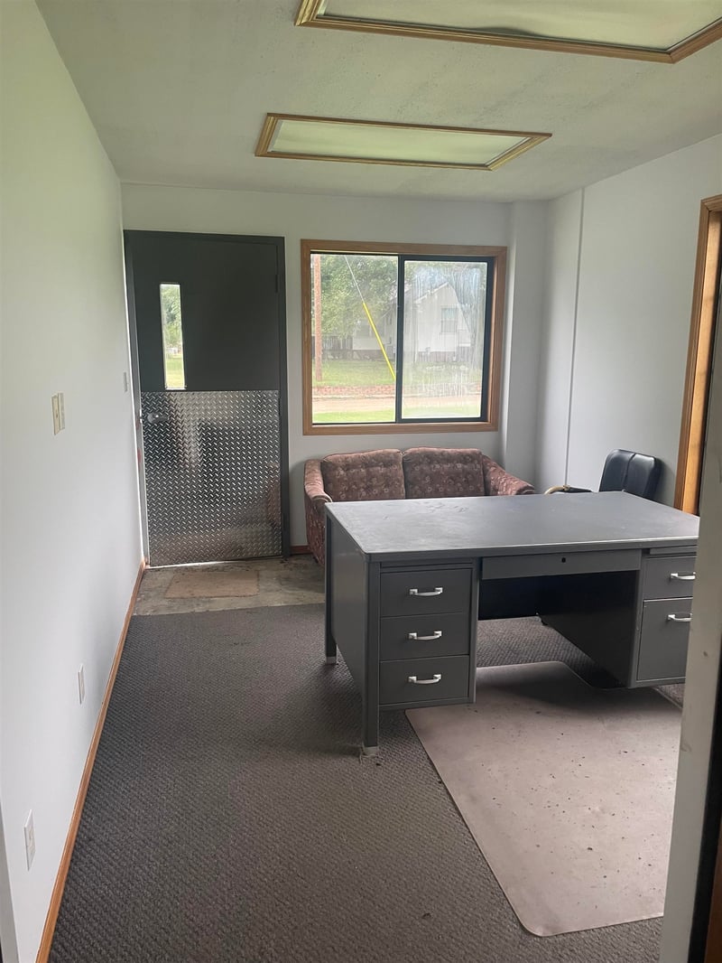 903 8th St, Harper, KS 67058