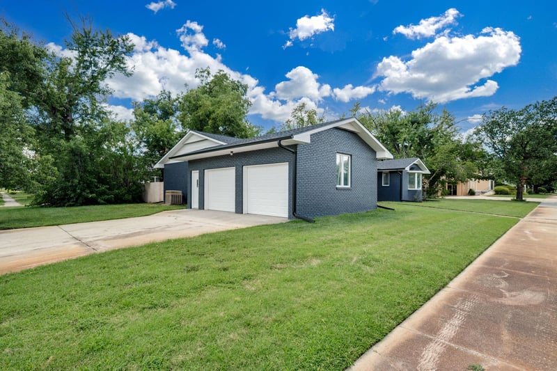 403 W 4th St, Halstead, KS 67056