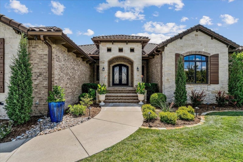 10611 E Summerfield Cir, Wichita, KS 67206