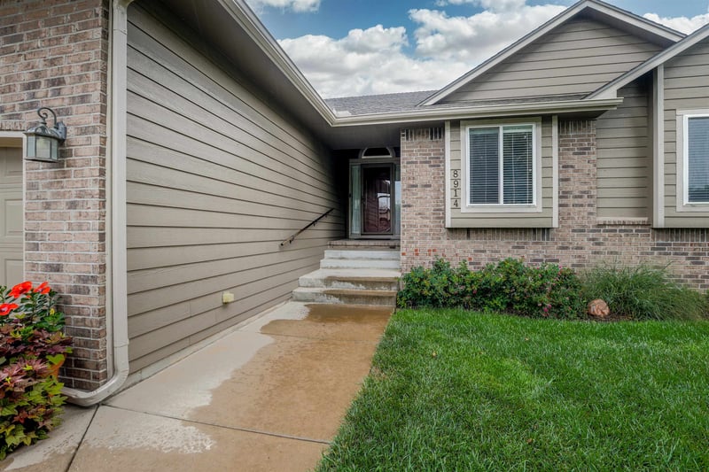8914 N Ridgewood Ct, Park City, KS 67147