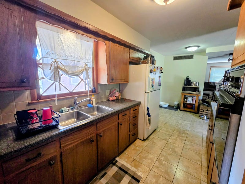 6114 Edinburg St, Bel Aire, KS 67220
