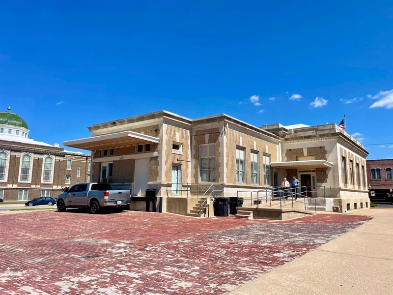 725 Main St, Newton, KS 67114