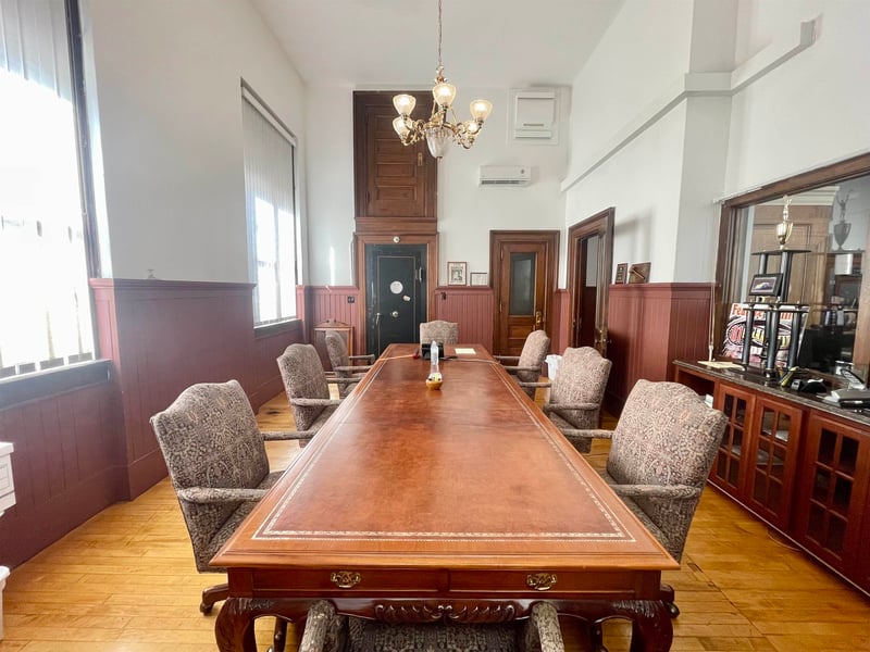 725 Main St, Newton, KS 67114