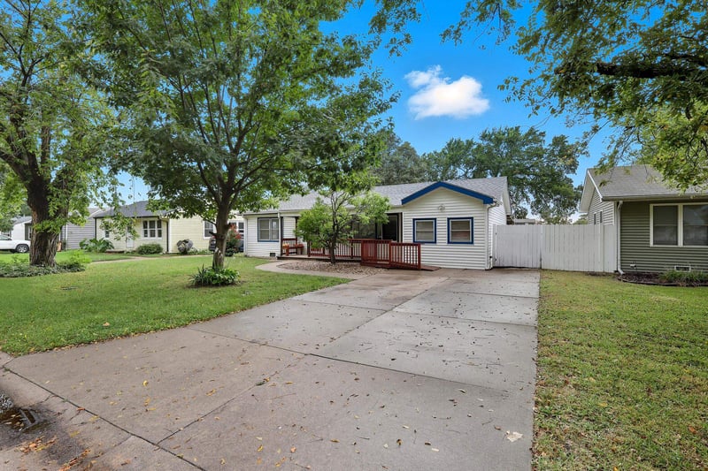 541 N 8th St, Towanda, KS 67144