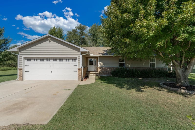 1666 W Larkin Dr, Milton, KS 67106