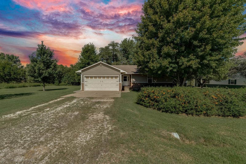 1666 W Larkin Dr, Milton, KS 67106