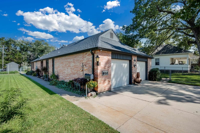 910 Walnut St, Hutchinson, KS 67501