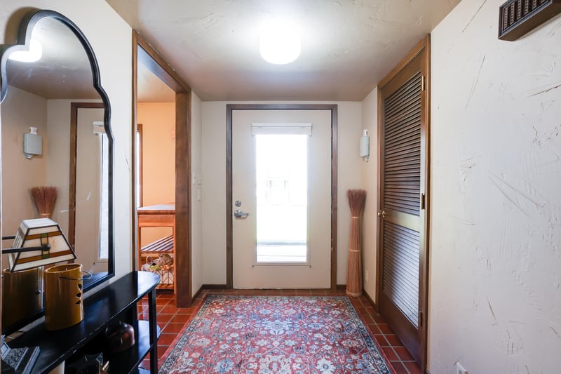 910 Walnut St, Hutchinson, KS 67501