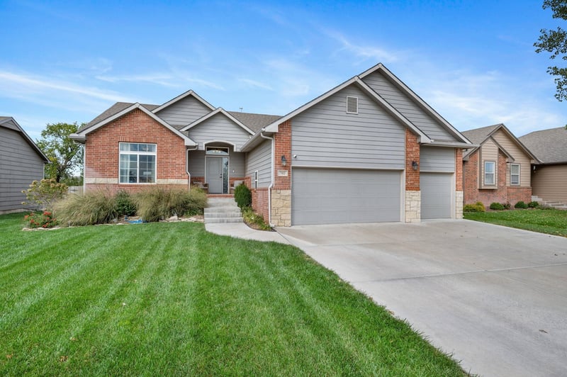 702 E Sprucewood Cir, Park City, KS 67147