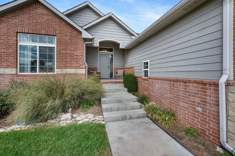 702 E Sprucewood Cir, Park City, KS 67147