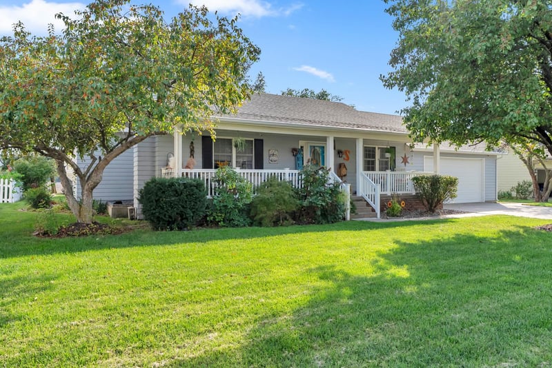 305 Wollmann St, Moundridge, KS 67107