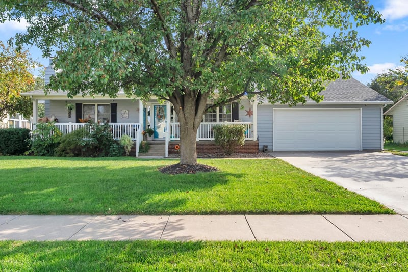 305 Wollmann St, Moundridge, KS 67107